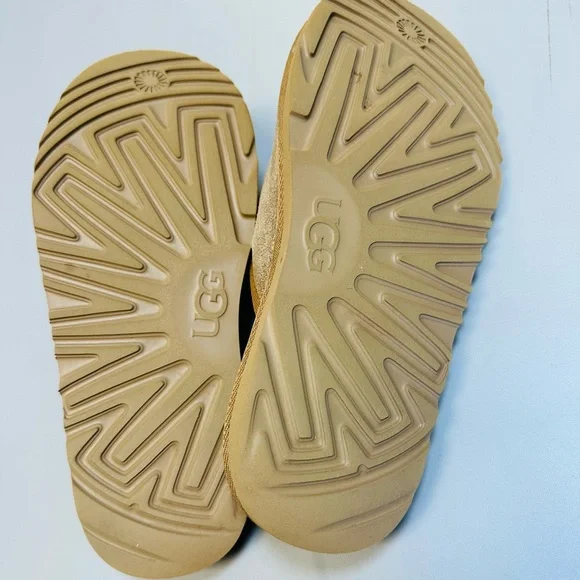 Kids size 4 Ugg slip on shoes - Picture 4 of 5